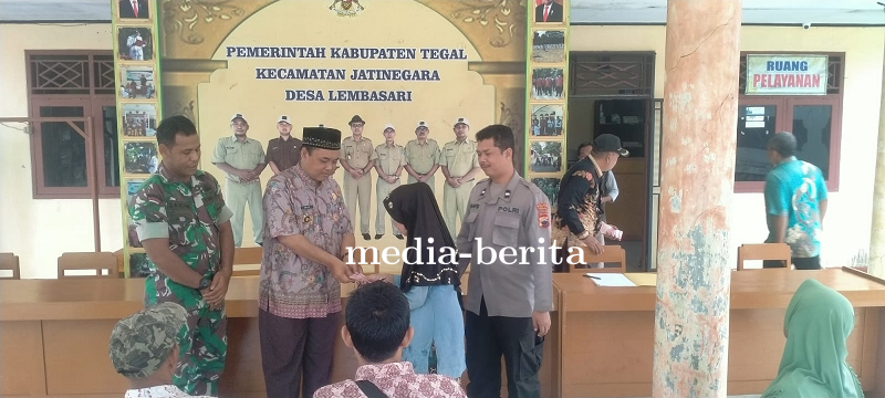 Pastikan Berjalan Lancar Babinsa Kodim 0712 Tegal Dampingi Penyaluran BLT Dana Desa