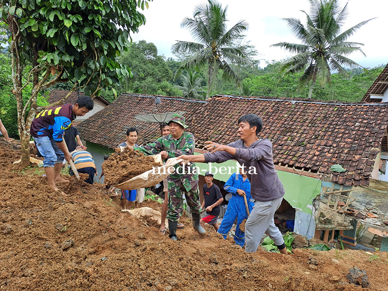 Hujan Deras Mengakibatkan Tanah Longsor 