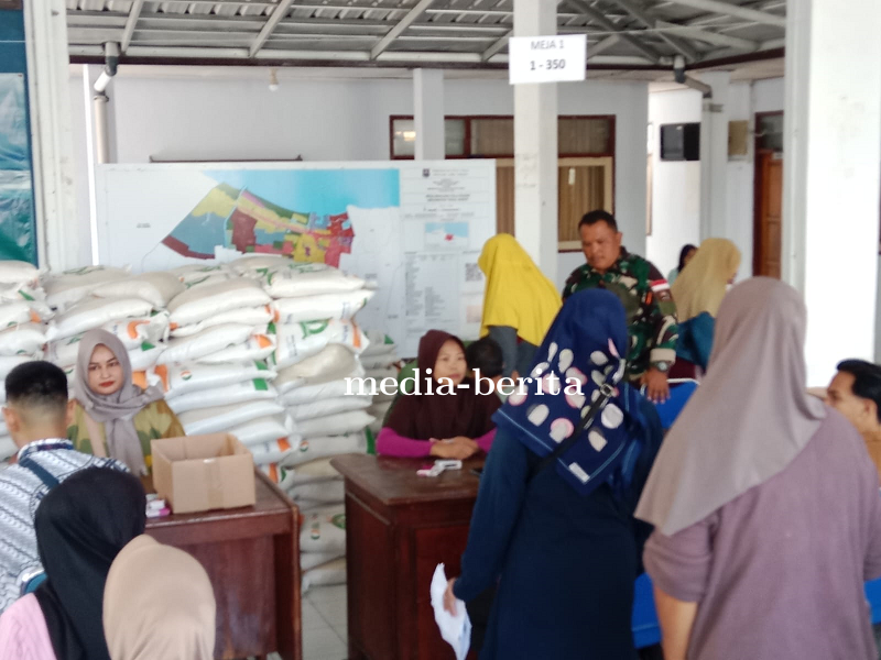 Pastikan Lancar, Babinsa Serka Aswin Dampingi Pendistribusian Bantuan Pangan