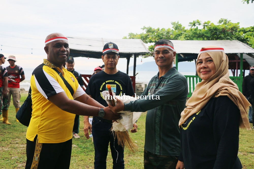 Generasi Muda FKPPI Bersama TNI Polri Gelar Aksi Bersih Pantai Jembatan Merah Sambut HUT RI