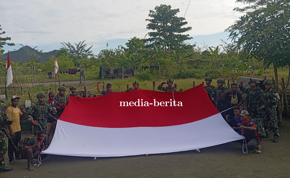 Kibarkan Bendera Merah Putih Raksasa di Gunung Pintu Angin Batom