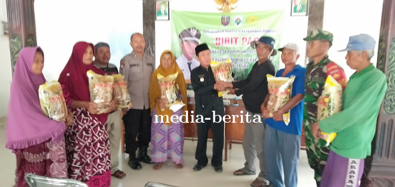 Dukung Ketahanan Pangan, Babinsa Koramil Tarub Dampingi Penyaluran Bantuan Bibit Padi