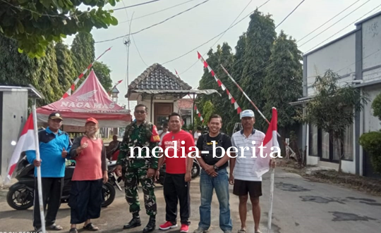 Semarakkan HUT RI Ke – 79, Babinsa Serda Suyatno Bantu Warga Pasang Bendera Dan Umbul – Umbul 