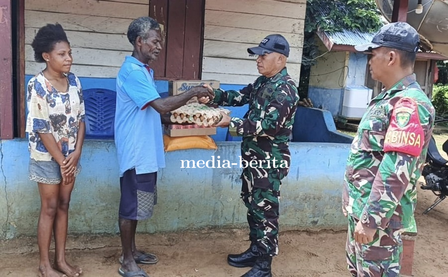 Danramil Okaba Serahkan Bingkisan Kasih Natal kepada Ketua Adat Mayo Daman