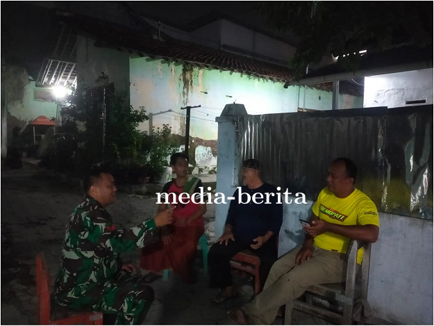 Ciptakan Situasi Kondusif, Babinsa Lebaksiu Komsos Di Malam Hari