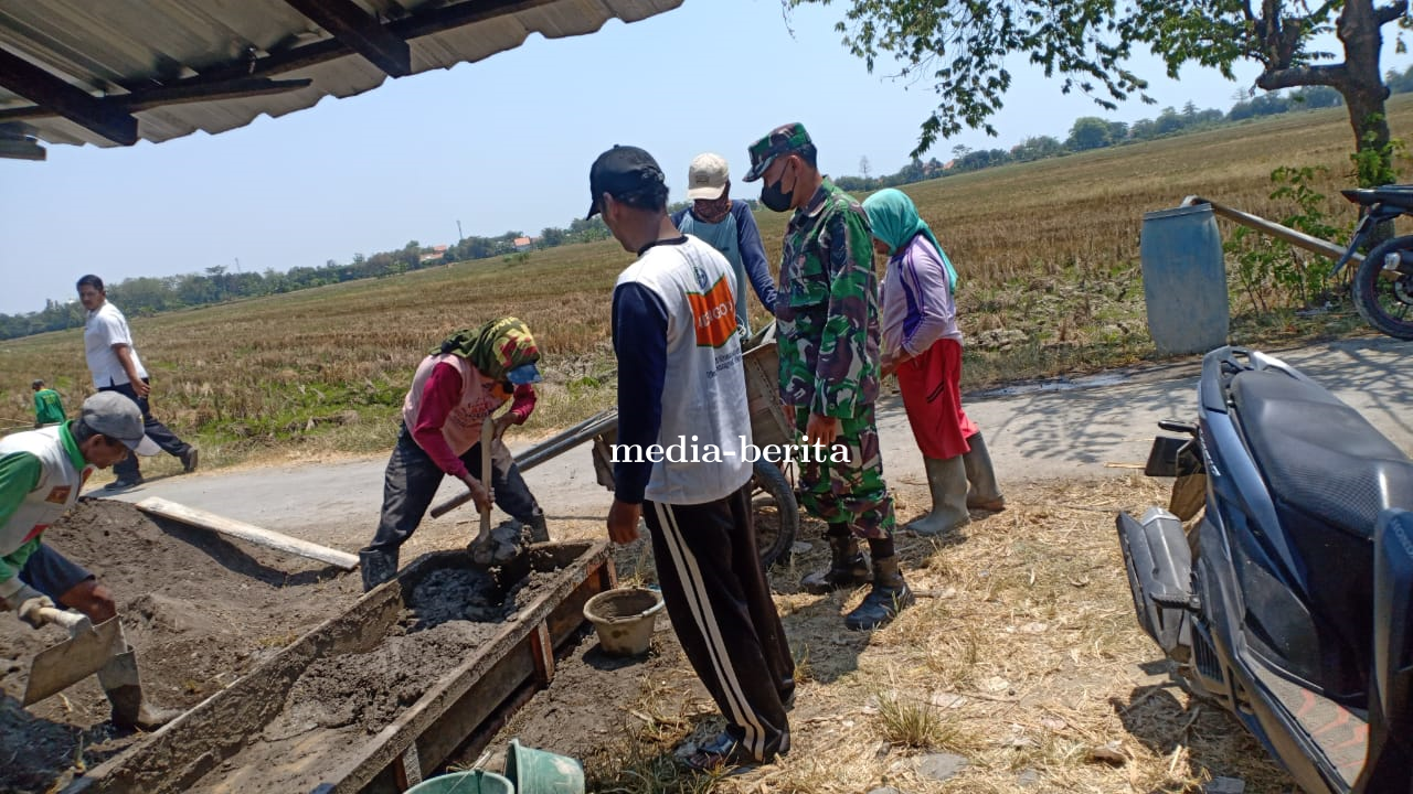 Babinsa Serka Rozak Bersama Warga Kerja Bakti Pembukaan Jalan