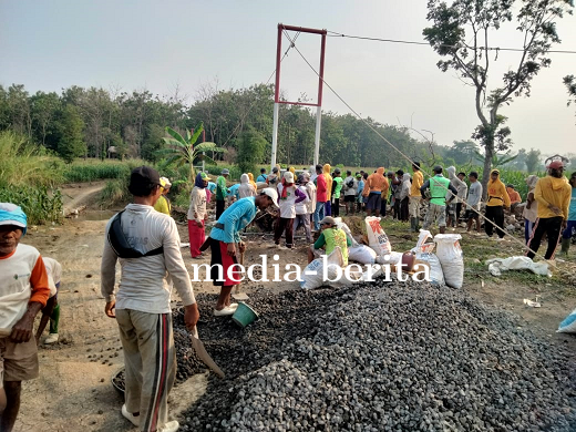 Satu Tiang Jembatan Gantung Di Dukuh Karangsari Sudah Berdiri