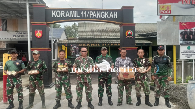 Jumat Berkah, Koramil Pangkah Bagikan 100 Nasi Ponggol