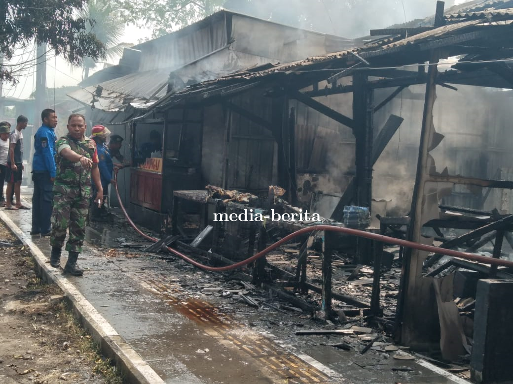 Di Depan Asrama Kodim 0712 Tegal Terjadi Kebakaran Dua Unit Lapak PKL