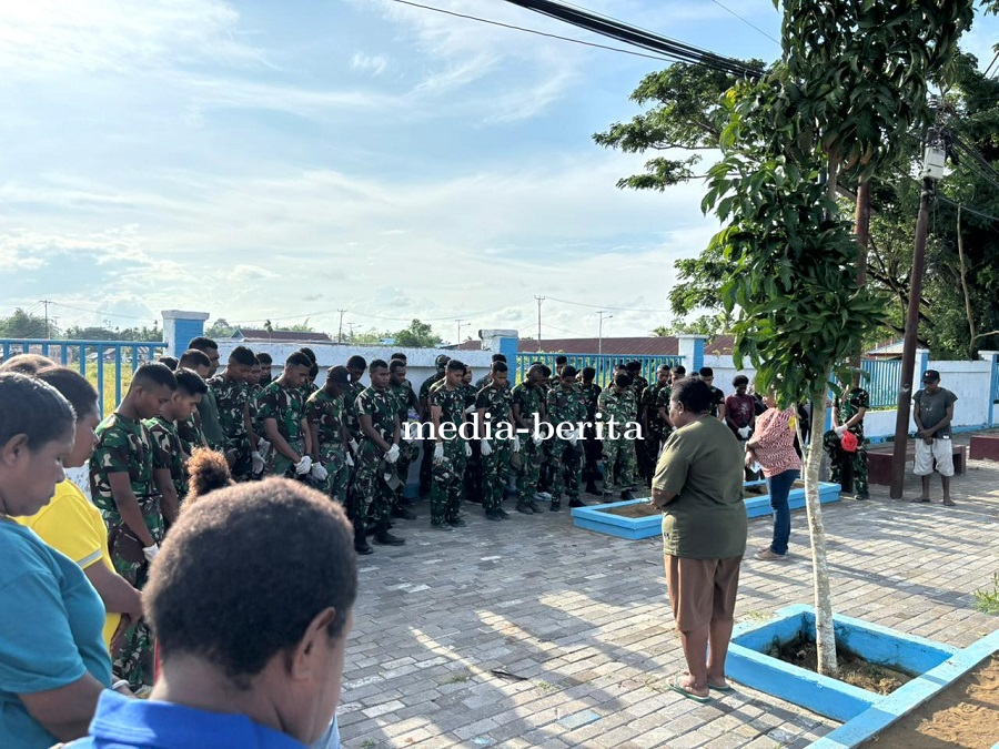 Wujud Kemanunggalan, YONIF TP 809/NTM dan Warga Sarmi Gelar Gotong Royong Aksi “JUMSI” Sambut Natal