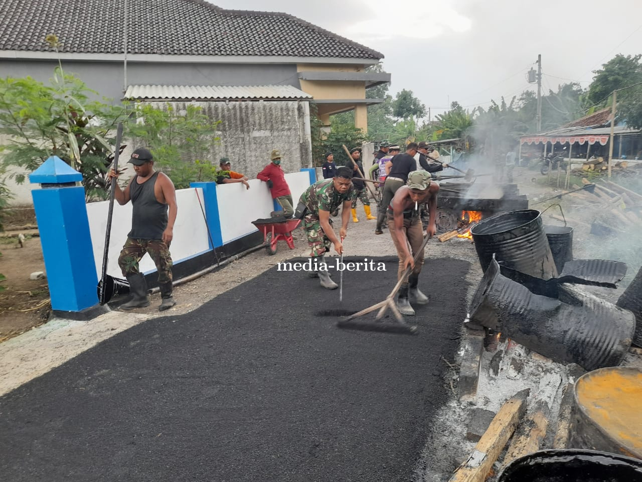 Pengaspalan Jalan TMMD Tahap IV Kodim 0712 Tegal di Desa Lumingser Capai 90 Persen