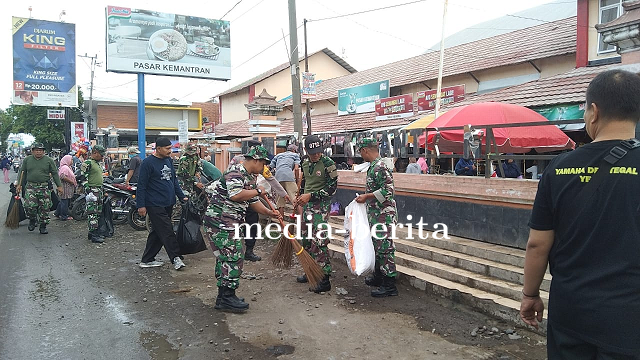 TNI Dan Polri Kompak Bersihkan Pasar Tradisional Kemantran 