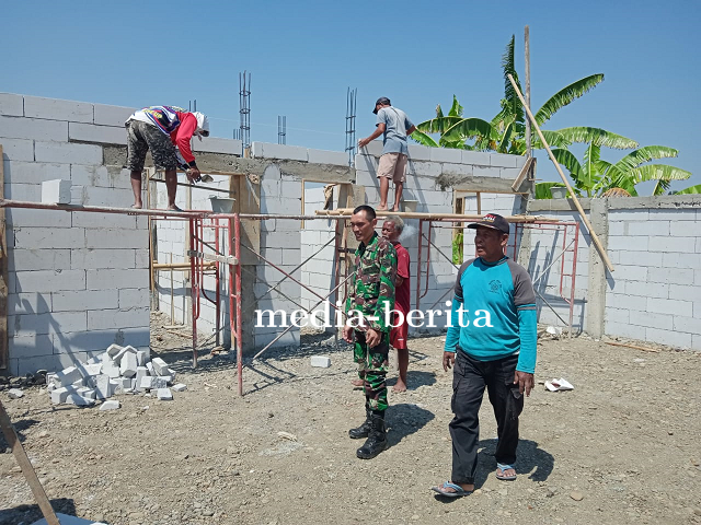 Babinsa Talang Pantau Pembuatan TPSR3R Di Desa Binaan