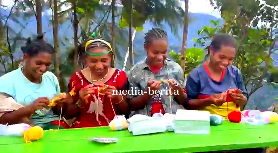 Tawa Ceria Warga Kampung Tomka Hangatkan Pegunungan Papua, TNI Ajari Kerajinan Tangan membuat Boneka