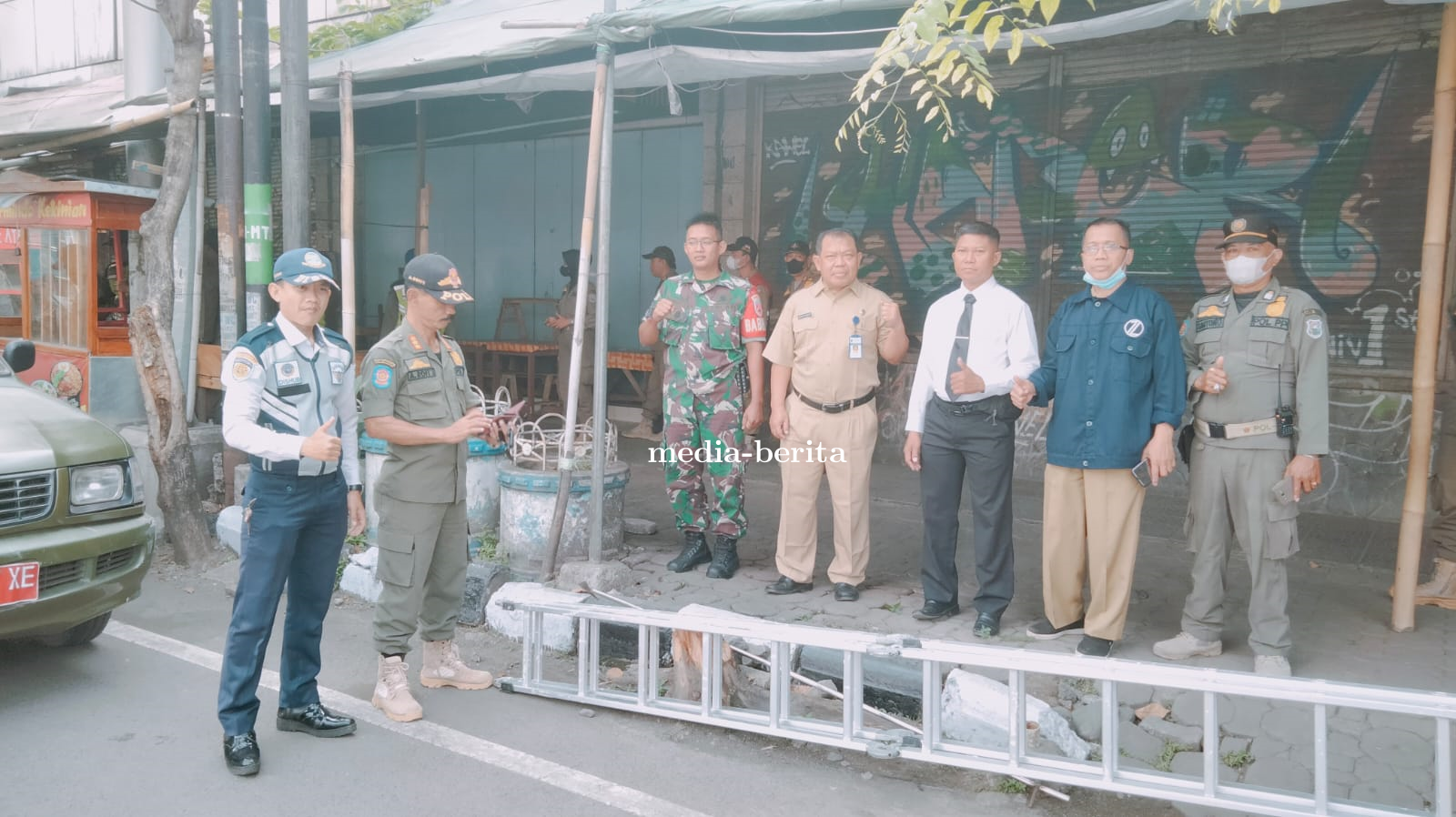 Babinsa Tegal Timur Ikut Dalam Penertiban Pedagang Kaki Lima Di Kelurahan Mangkukusuman Kota Tegal