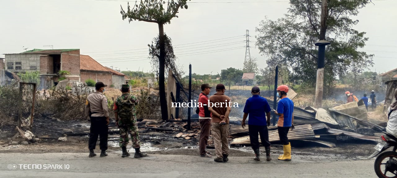 Sigap Babinsa Koramil Adiwerna Bantu Padamkan Kebakaran Gudang