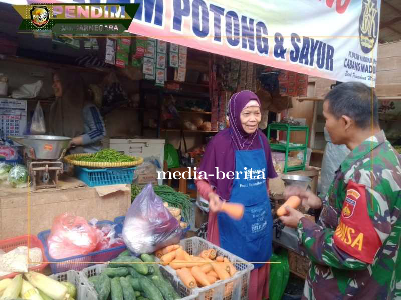 Jalin Silaturahmi Dan Jamin Keamanan Babinsa Komsos Dengan Pedagang Pasar