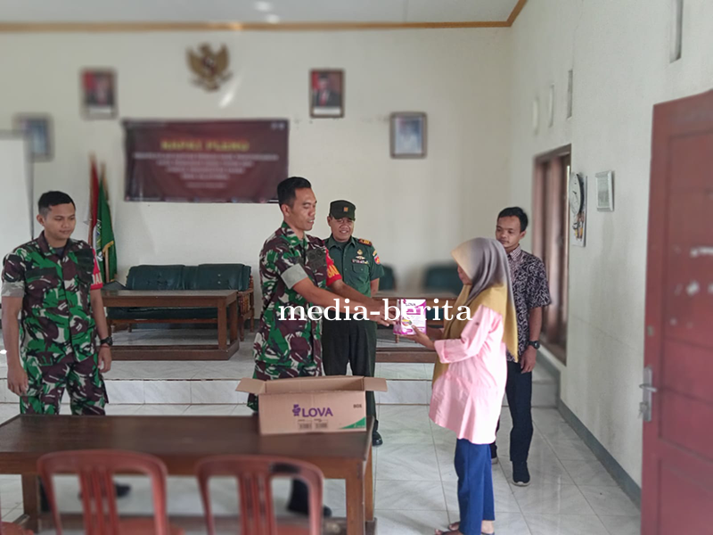 Danramil Mandiraja Pimpin Langsung Pembagian Susu Bumil 