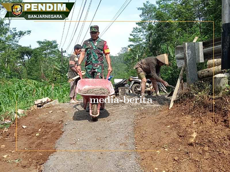 Babinsa Koramil 04 Karangkoabar Kerja Bakti Bantu Warga Perbaiki Jalan