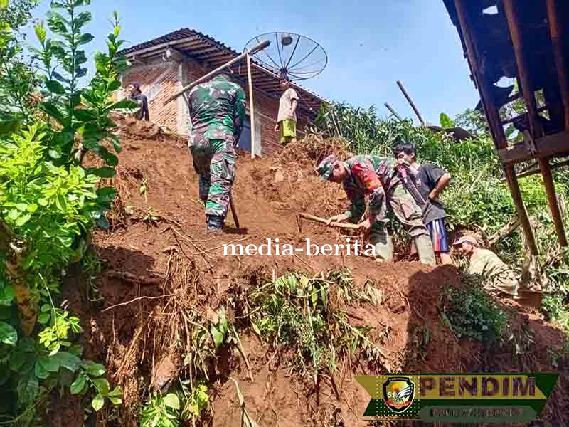 Karya Bakti Pembersihan Material Longsoran Tanah Di Dusun Pamurian