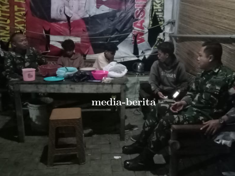 Patroli Malam Babinsa Sambangi Warga Di Pos Ronda
