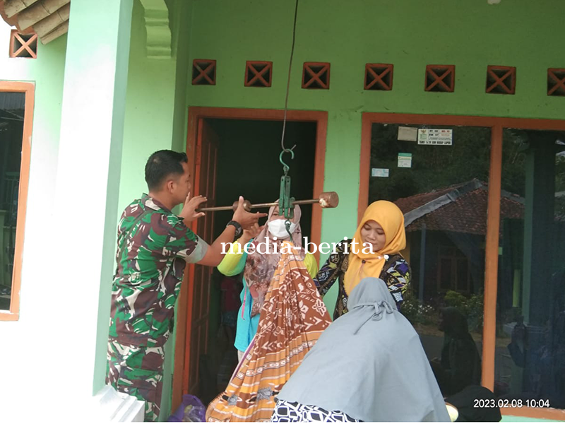 Meminimalisir Angka Stunting Babinsa Lakukan Pendampingan Posyandu