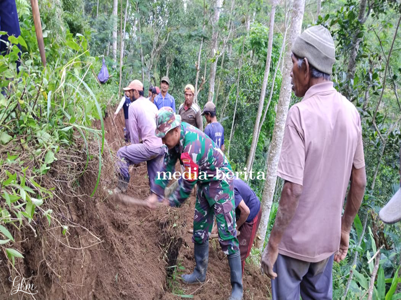 Babinsa Ikut Serta Dan Dampingi Pembuatan JUT Di Desa Binaan