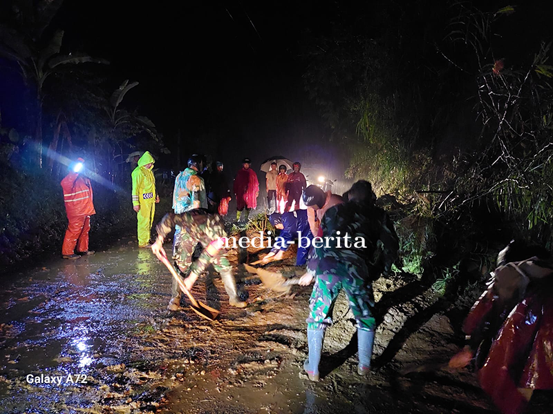 Sigap Babinsa Cek Tebing Longsor Dan Pembersihan Material Longsor