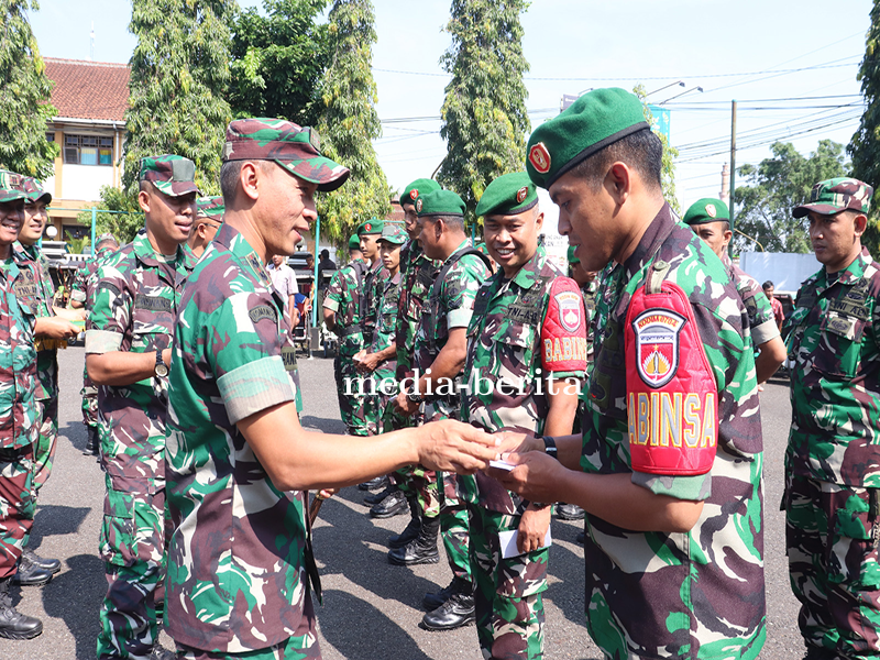 Dandim Menyerahkan Zakat fitrah Keluarga Besar Kodim 0704 Banjarnegara