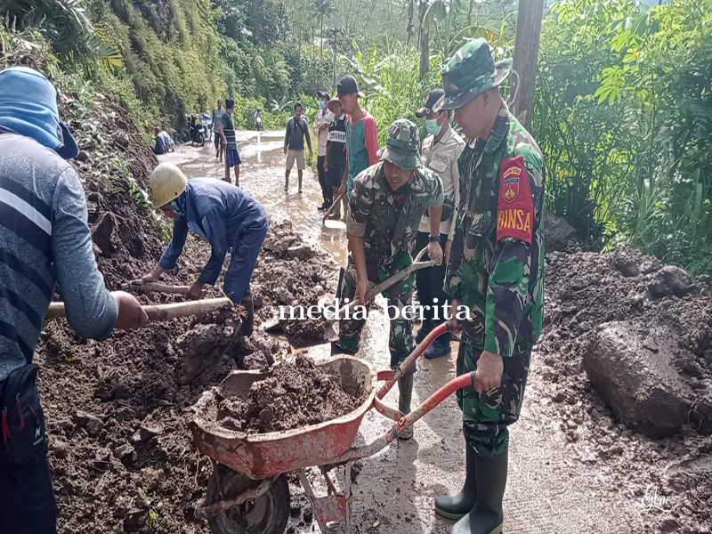 Sinergi TNI Polri Dan Masyarakat Bahu Membahu Bersihkan Material Longsor