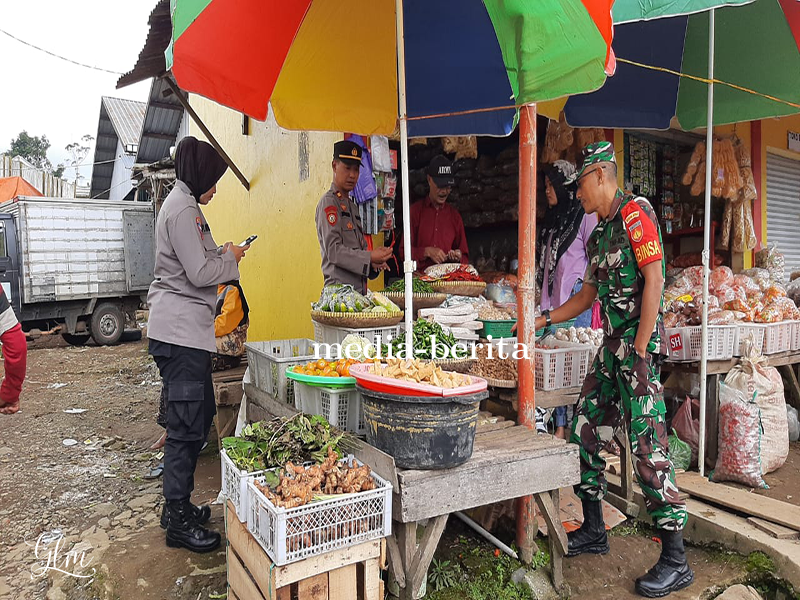 Tinjau Pasar Babinsa Cek Harga Sembako