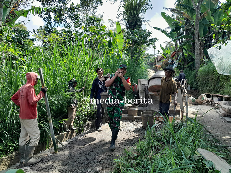 Babinsa Bantu Warga Kerja Bakti Pengecoran Jalan