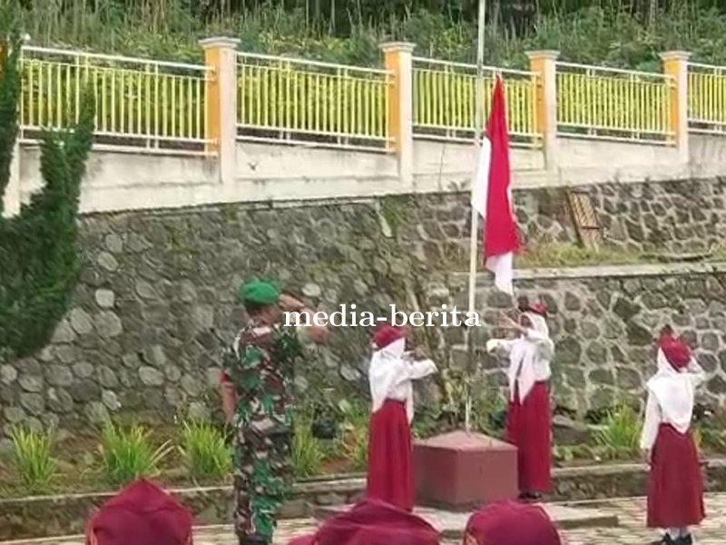 Babinsa  Jadi Pembina Upacara Di SD Negeri Gumelar