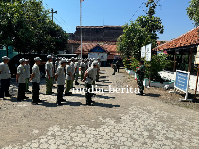 Babinsa Koramil Suradadi Beri Pelatihan Linmas 