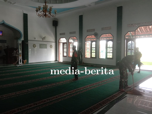 Jumat Bersih, Anggota Koramil Pangkah Bersihkan Masjid Zami Attakwa