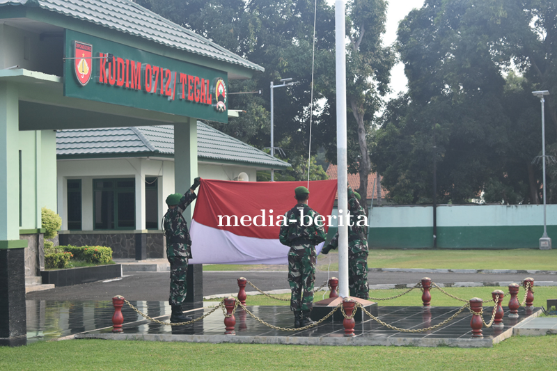 Pabung Kodim Tegal Pimpin Upacara Bendera Awal Bulan Juli