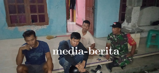 Komsos Dengan Warga, Babinsa Koramil 11 Pangkah Rutin Pantau Wilayah Binaan Di Desa Talok