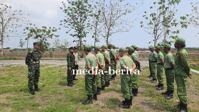 Babinsa Koramil Talang Berikan Latihan Peningkatan Kapasitas Satlinmas Desa Getaskerep