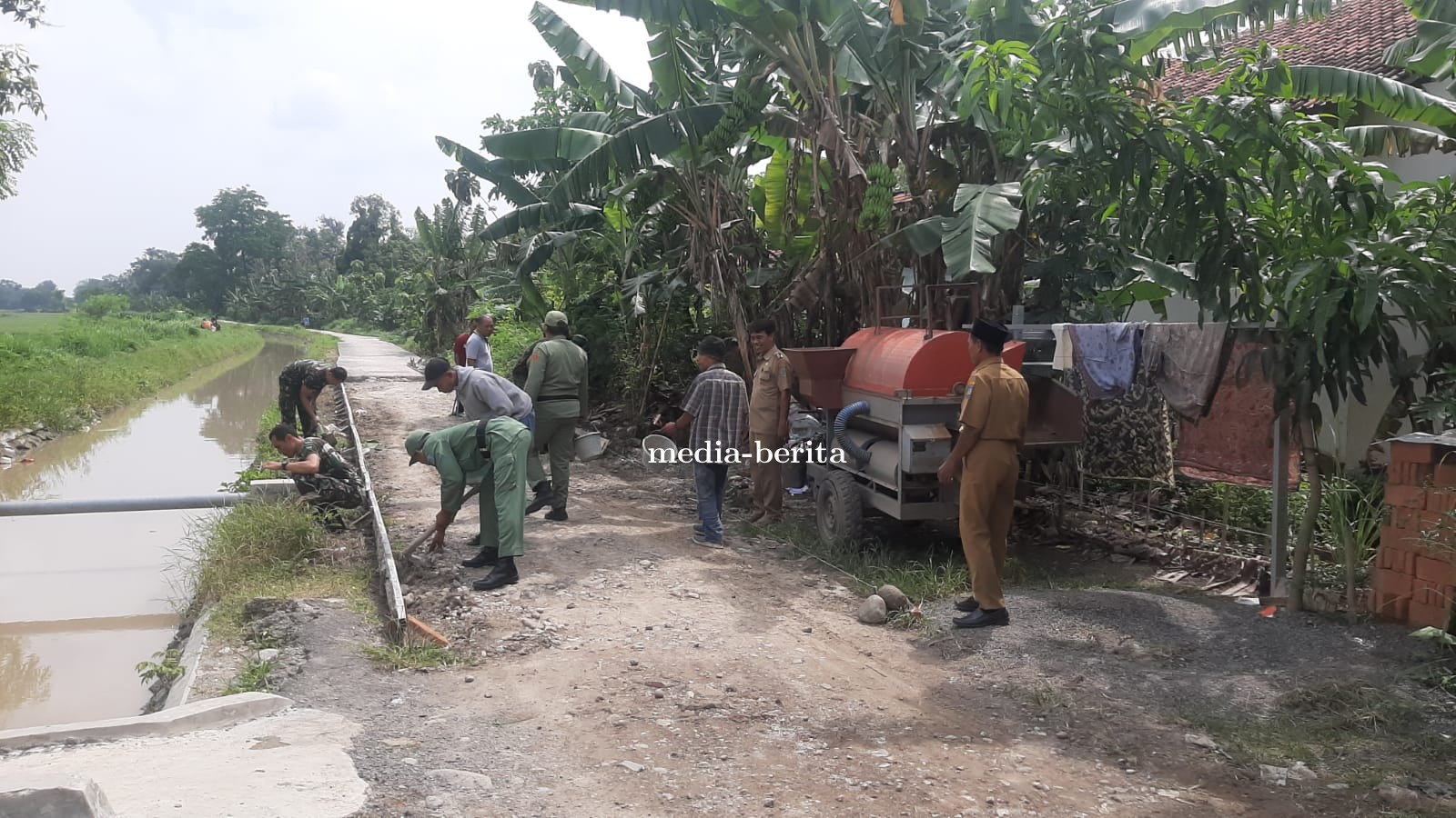 Permudah Akses Jalan, Babinsa Talang Karya Bakti Bersama Masyarakat Bangun Jalan Rabat Beton