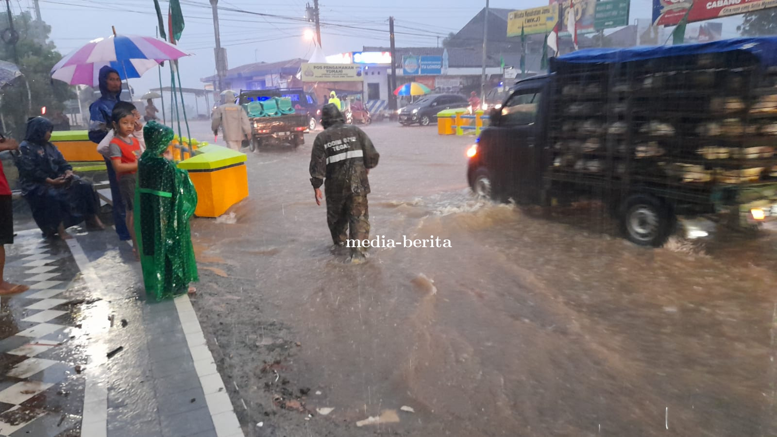 Jalan Terendam Banjir, Babinsa Lebaksiu Bantu Atur Lalu Lintas