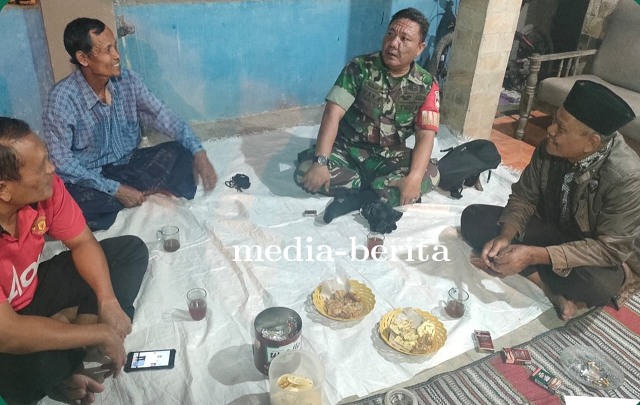 Pantau Wilayah Binaan Babinsa Melaksanakan Patroli Dan Komsos Dengan Warga