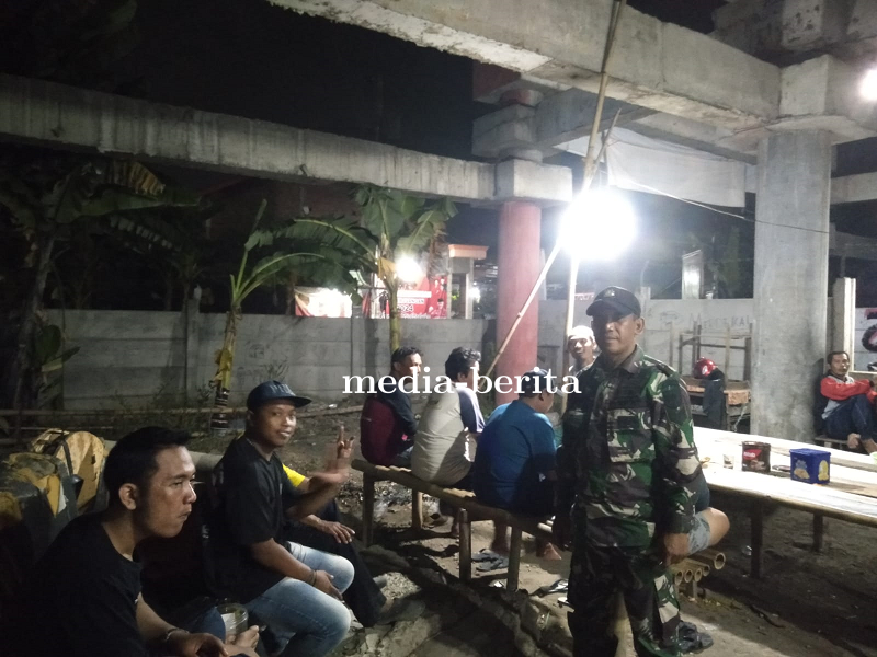 Babinsa Adiwerna Lakukan Komsos Jelang Pilkades Serentak