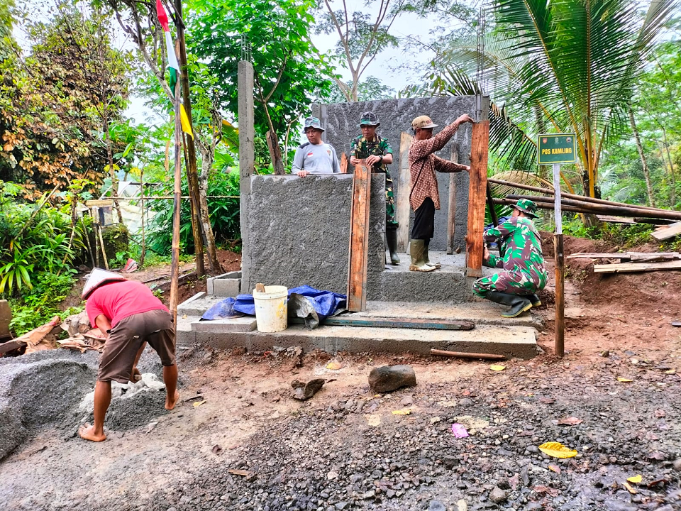 Prajurit Tni Bersama Warga Bergotong Royong Membangun Pos Kamling