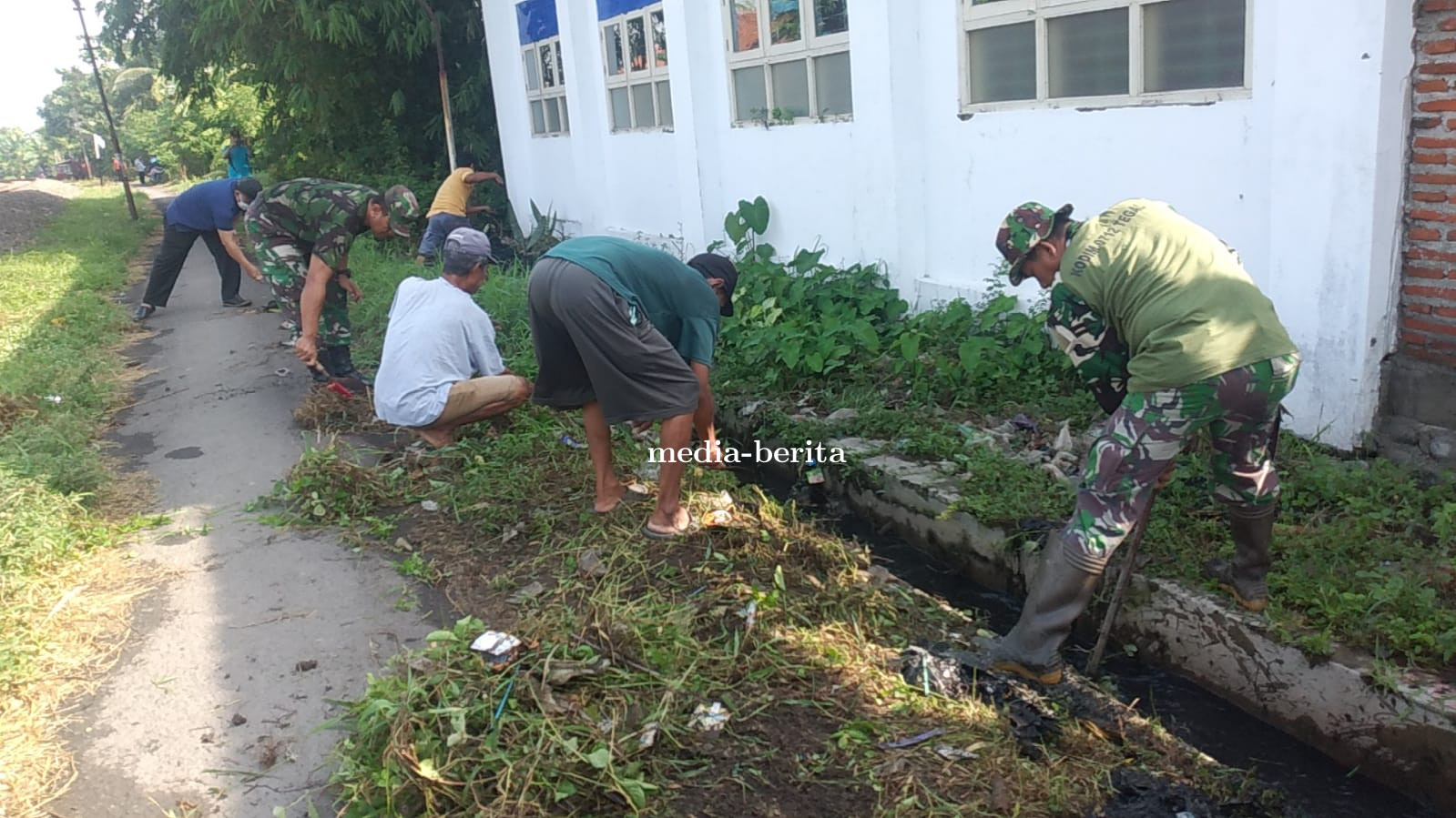 Cegah Banjir, Koramil 08 Talang Gotong royong Bersama Warga Bersihkan Parit