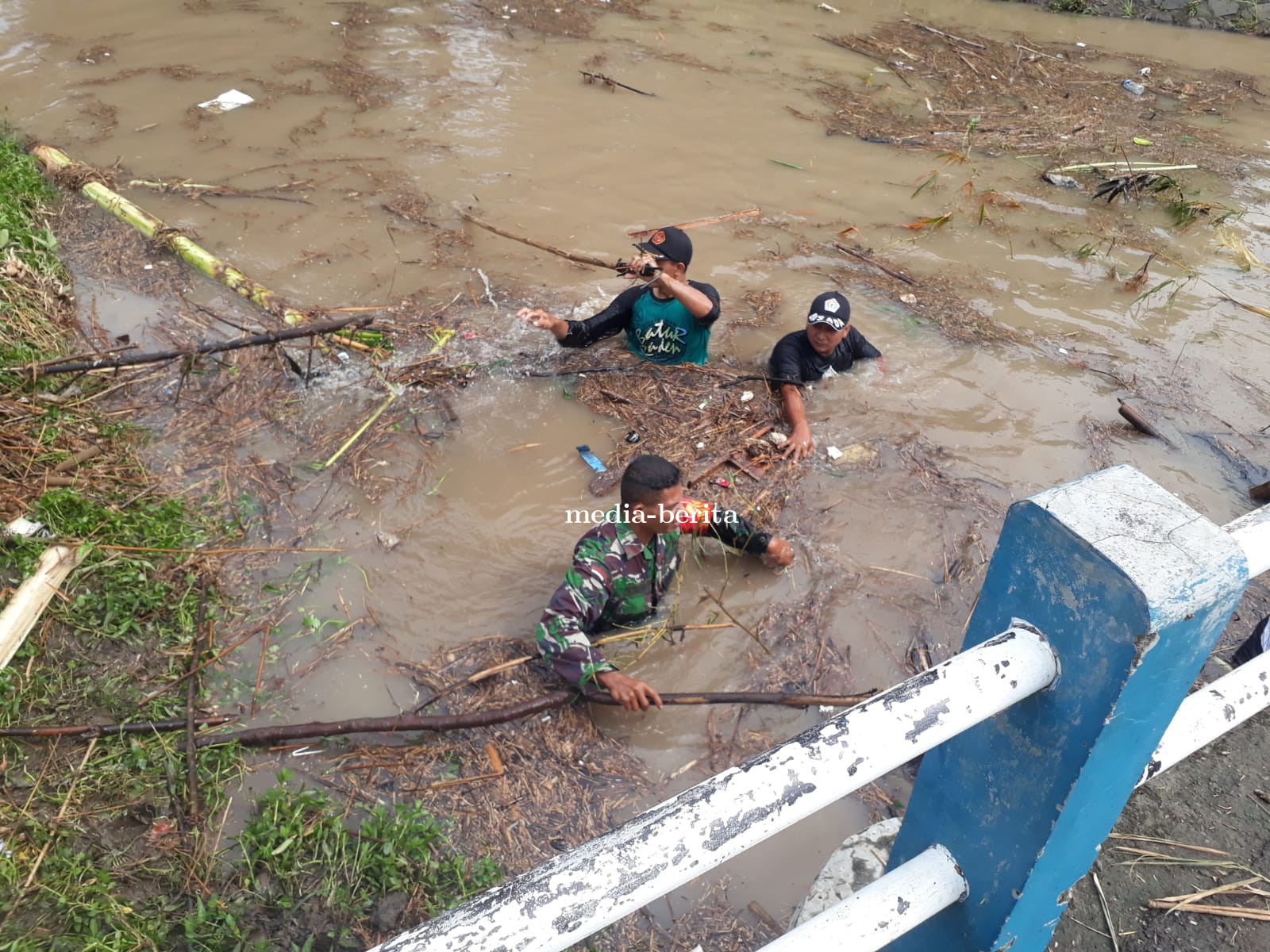 Pasca Banjir, Babinsa Koramil Pos 22/Dukuhwaru Bersama Warga Bersihkan Aliran Sungai