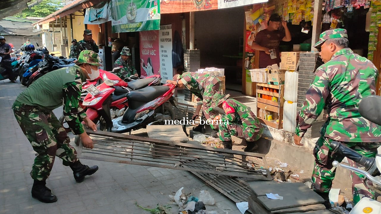 Peringati HUT TNI Dan HUT Kodam IV Diponegoro, Kodim 0712 Tegal Gelar Karya Bakti Bersihkan Pasar