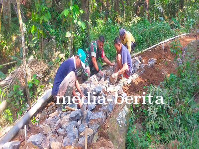 Babinsa Koramil 01 Banjarnegara Bantu Pembangunan Jalan Tani di Tlagawera