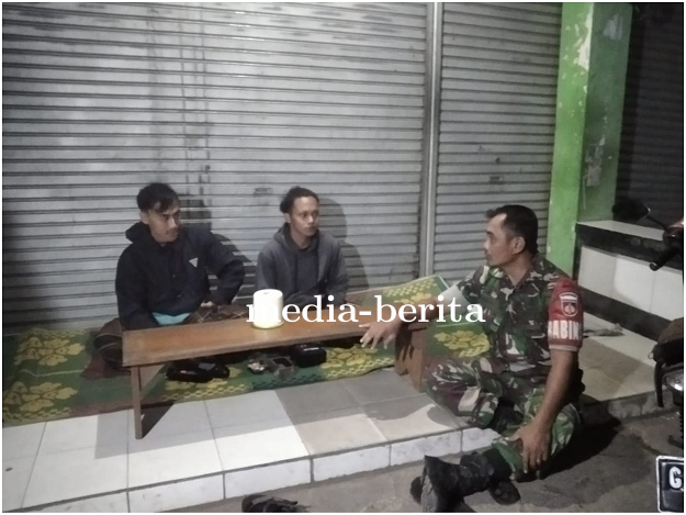 Tak Kenal Lelah Di Malam Hari Babinsa Koramil Bumijawa Kodim 0712 Tegal Laksanakan Patroli Dan Komso