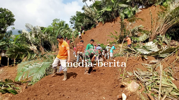 Pembersihan Material Longsor Serta Perbaikan Saluran Air