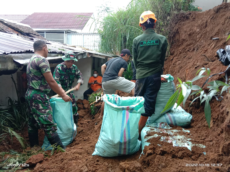 Babinsa Bersama Relawan Bantu Warga Buat Tanggul Pengaman